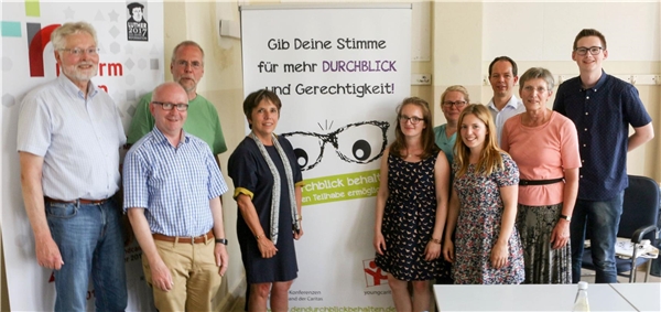 Eine Delegation der Vinzenz-Konferenzen und von youngcaritas im Erzbistum Paderborn diskutierten mit der Botschafterin für das Reformationsjubiläum 2017 die Petition „Den Durchblick behalten“ 