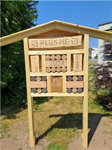 Ein Insektenhotel im Garten der Villa Dominik in Menden