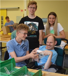 Kilian Jaspers, Tobias Heller und Hedda Schweinsberg (von links) unterstützen im Bundesfreiwilligendienst gehandicapte Menschen wie Christoph Müller. 