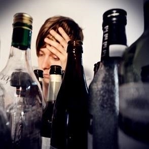 Alkoholkranke - von Flaschen umringt