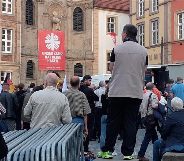 Das Aktionsbanner "Kreuz ohne Haken" an prominenter Stelle bei einer AfD-Wahlkampfveranstaltung in Paderborn