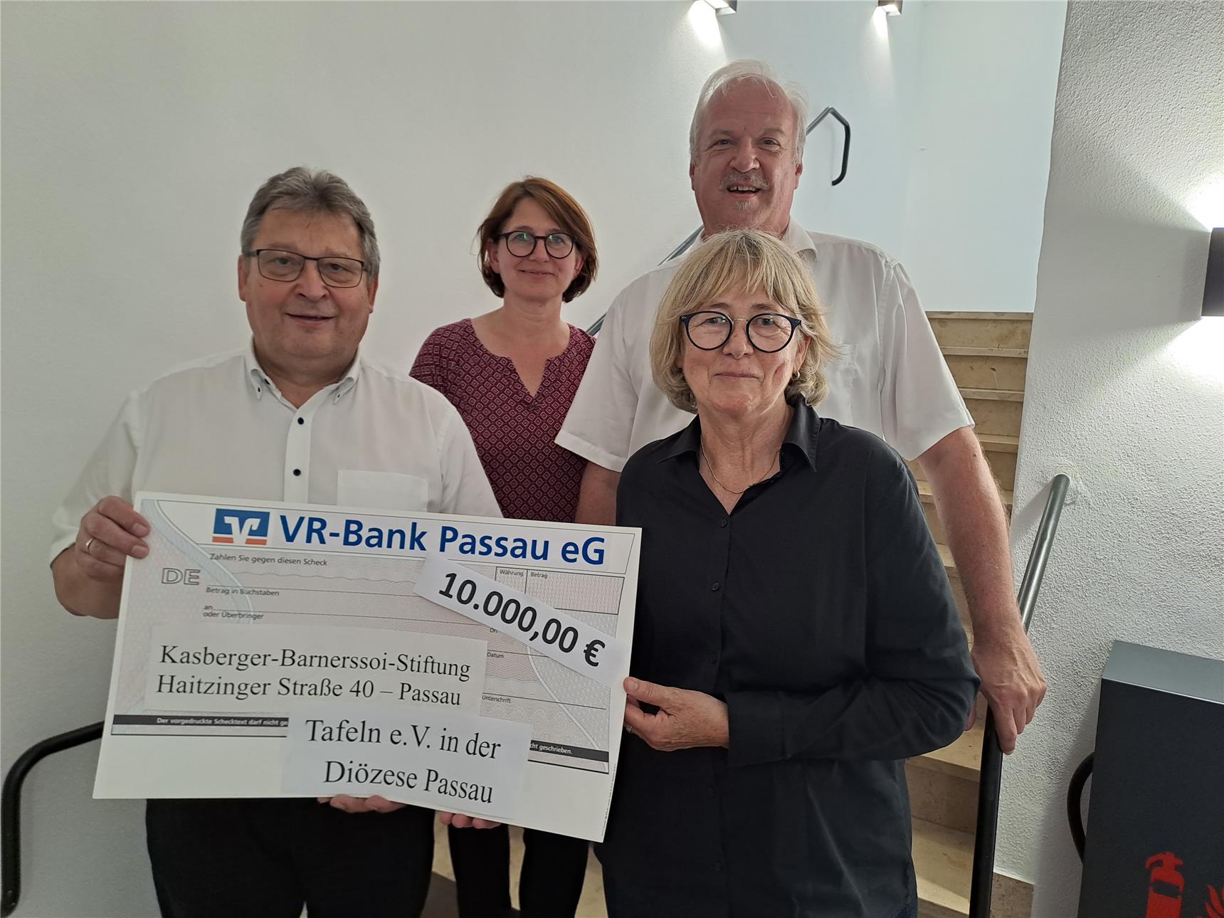 die Verantwortlichen der Stiftung übergeben die Spende an die Tafeln