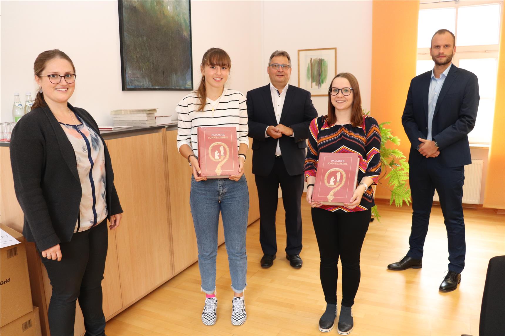 Neue Azubis bei der Caritas:  Sofia Stanisic (2.v.li.) und Selina Wilhelm (4.v.li.) 