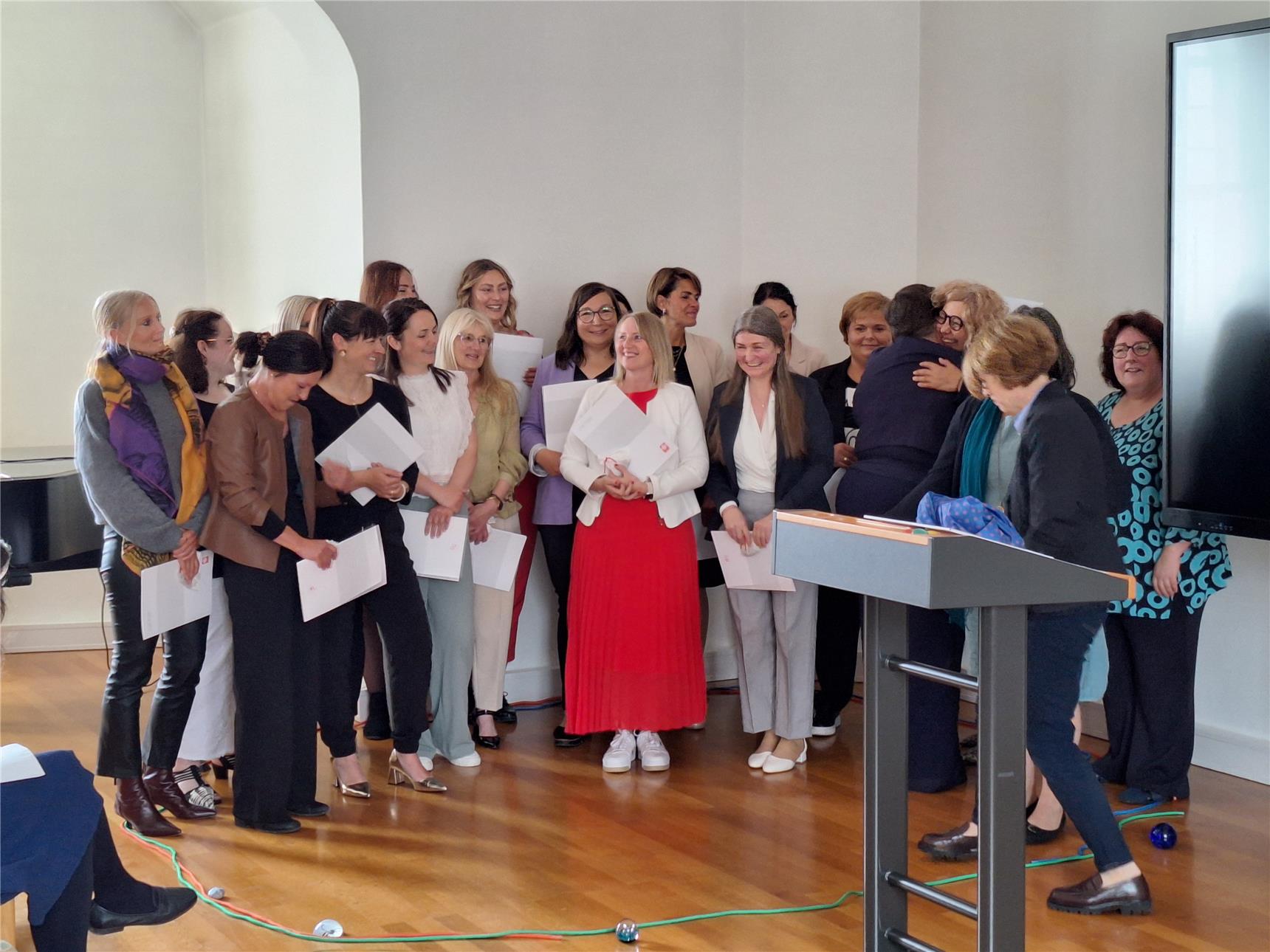 Mehrere Personen steigen in einen Kreis über ein Seil. 