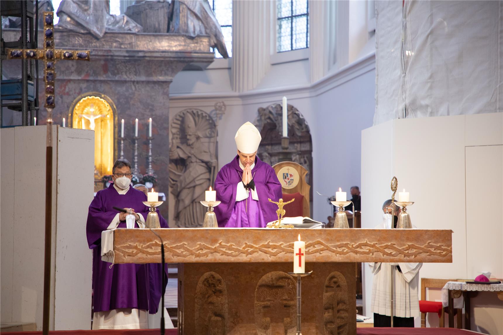 Diakon Niederländer und Bischof Oster feiern die heilige Messe