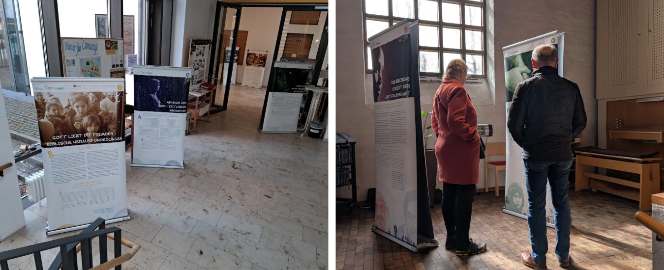 Zweiteilige Fotocollage einer Ausstellung mit Roll-Ups in einem kirchlichen oder kulturellen Innenraum. Die Banner thematisieren biblische Perspektiven auf Fremdsein und Gastfreundschaft.