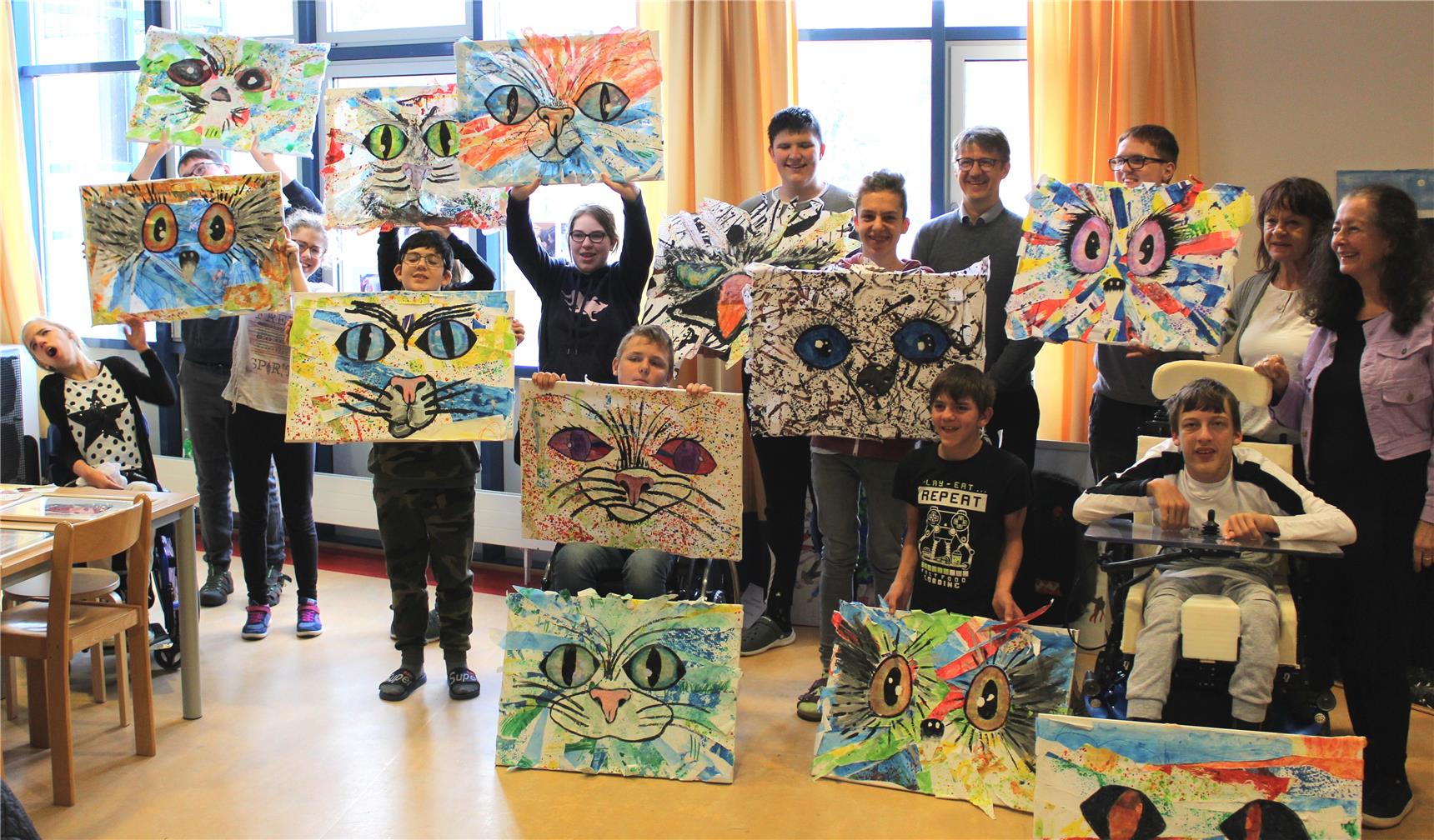 Schüler*innen der Don Bosco-Schule präsentieren ihre Kunstwerke