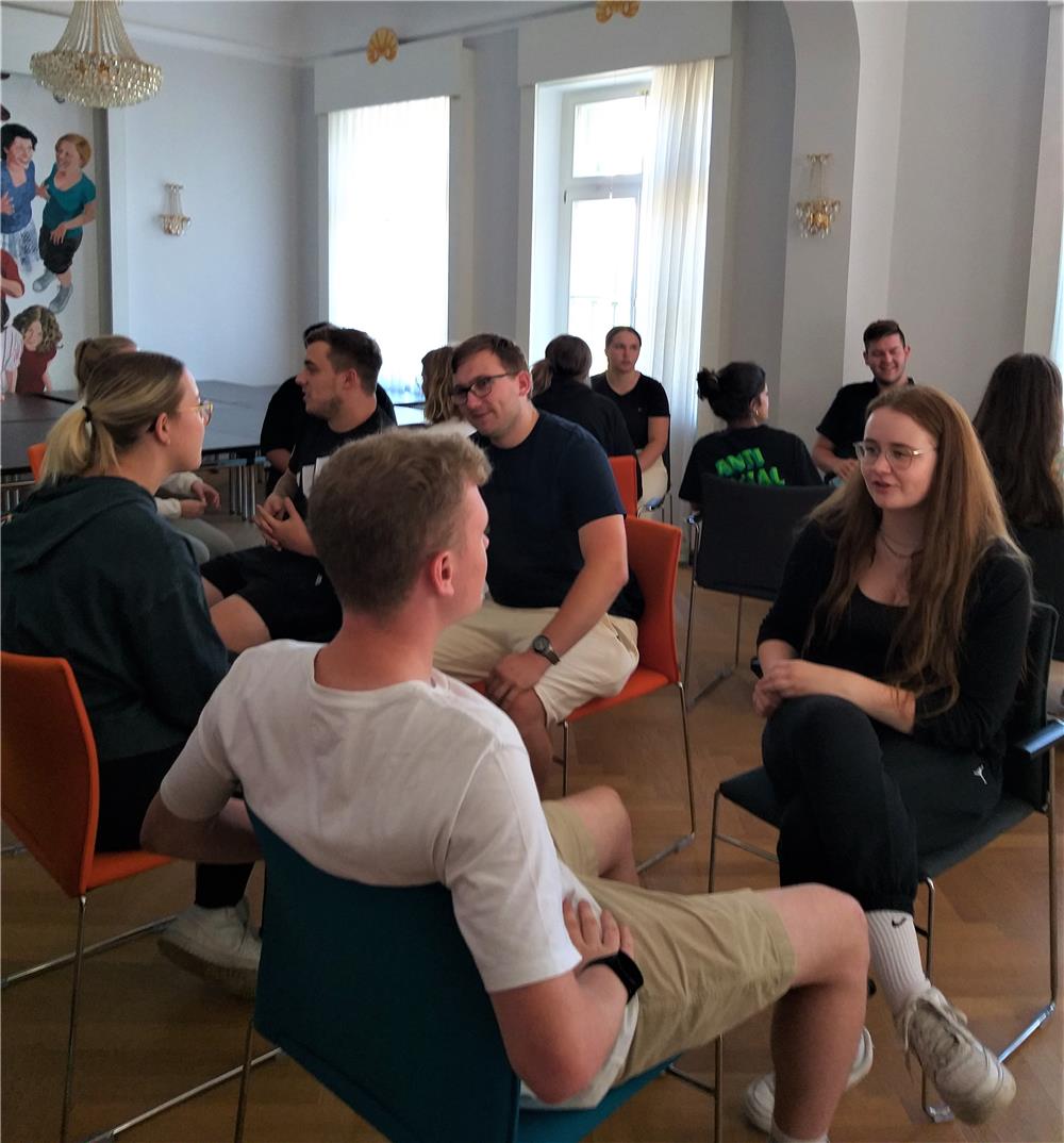 Eine Gruppe von Jugendlichen unterhalten sich