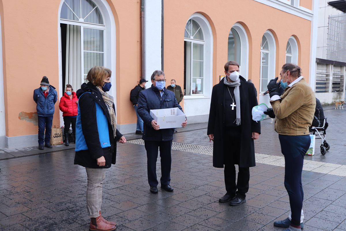 Bischof Oster besucht die Bahnhofsmission