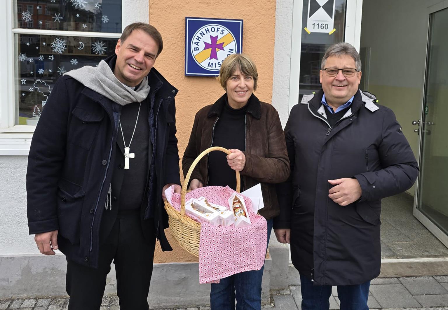 Bischof Oster besucht die Bahnhofsmission Passau