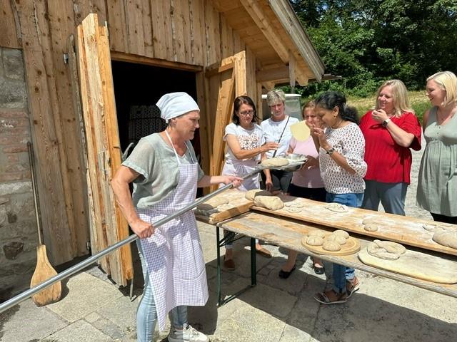 Mitarbeiter:innnen beim Brot backen