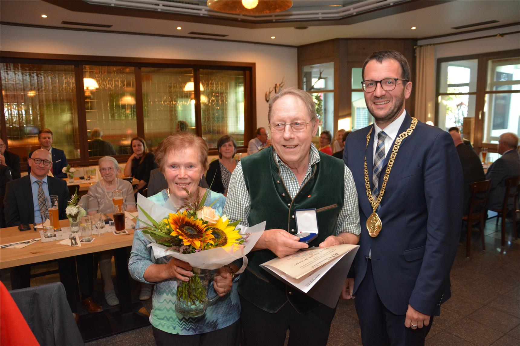 ein Herr bekommt die Bürgermedaille überreicht