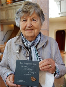 eine ältere Dame mit der Ehrennadel