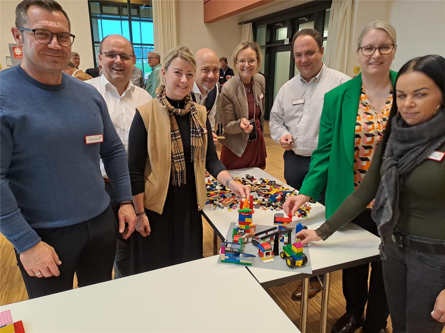 die Führungskräfte bauen mit Lego Steinen