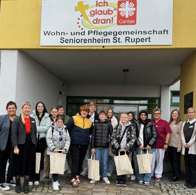 Die Schüler*innen im Seniorenheim