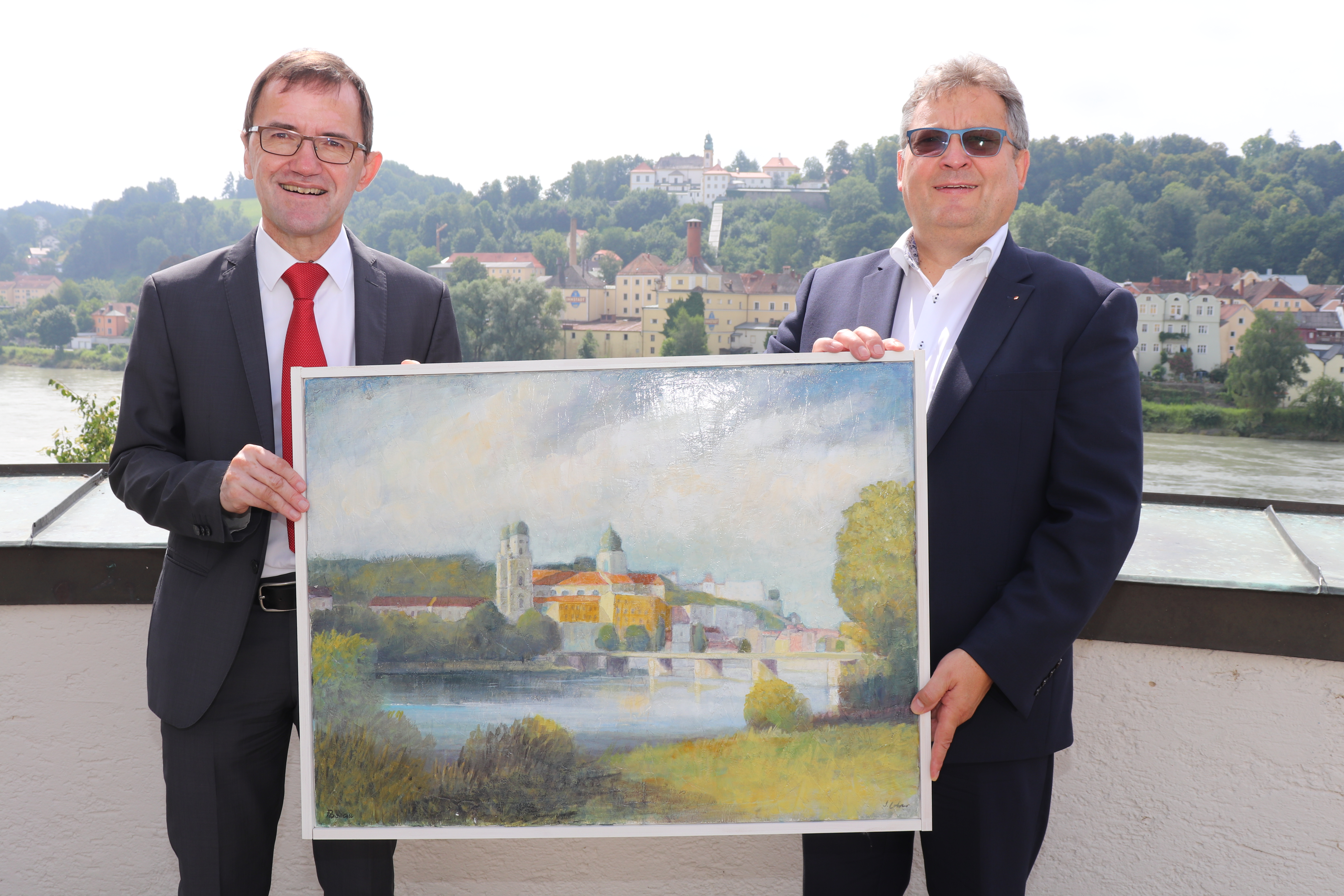 zwei Herren mit einem Bild von Passau