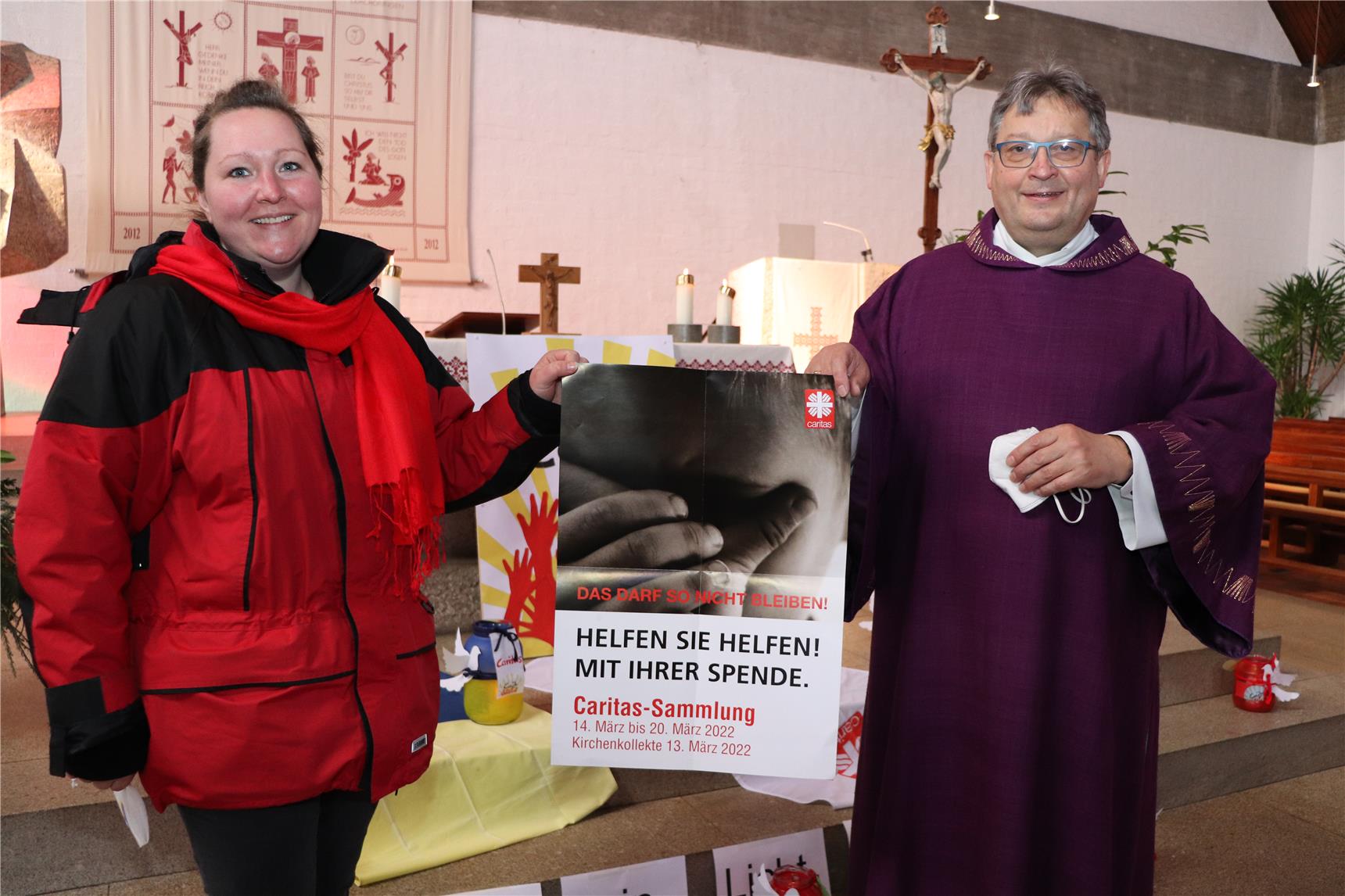 Eine Frau, ein Mann und Kinder stehen in der Kirche vor dem Altar