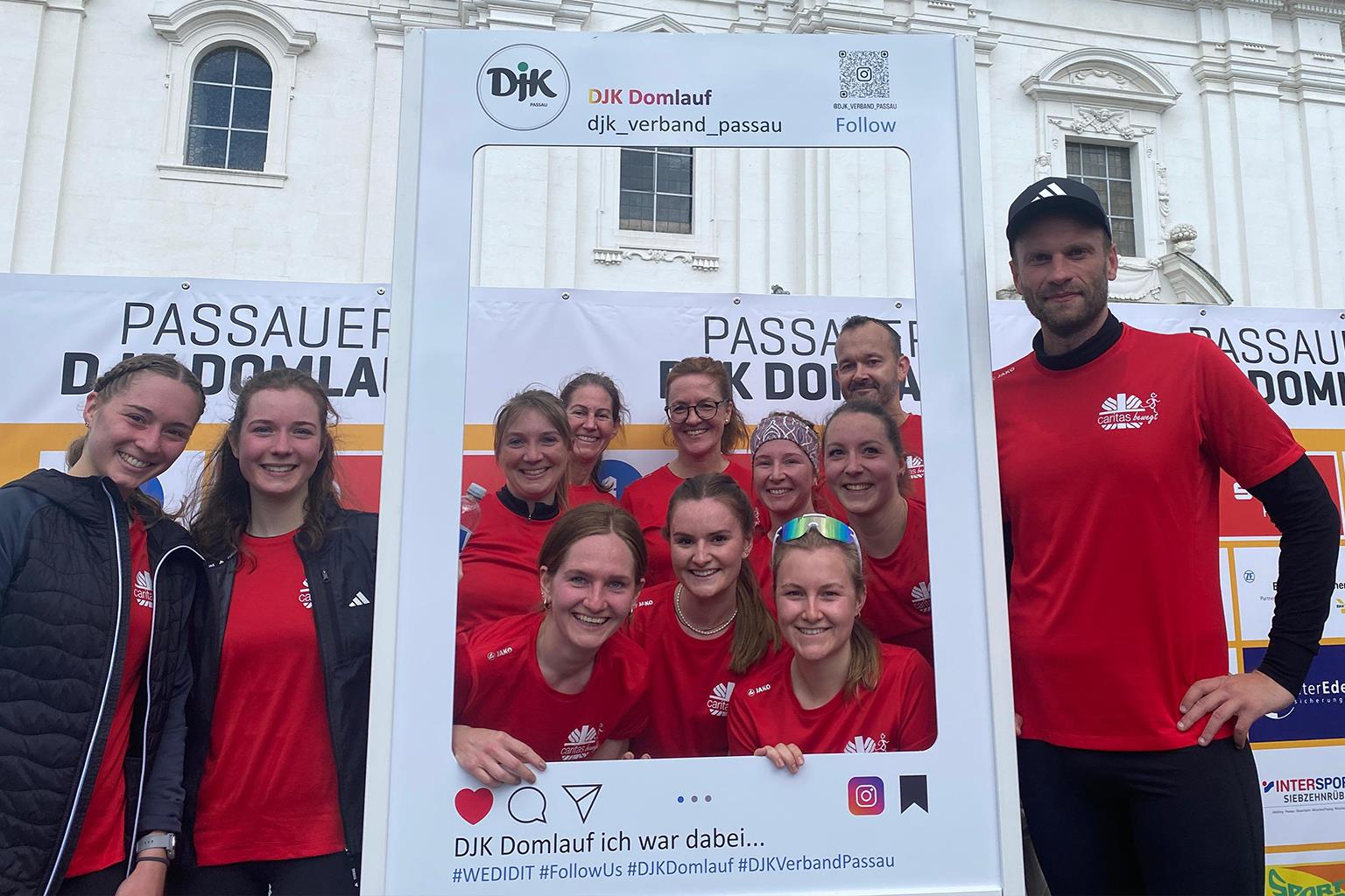 Mehrere Personen machen ein Foto in einer Fotobox.