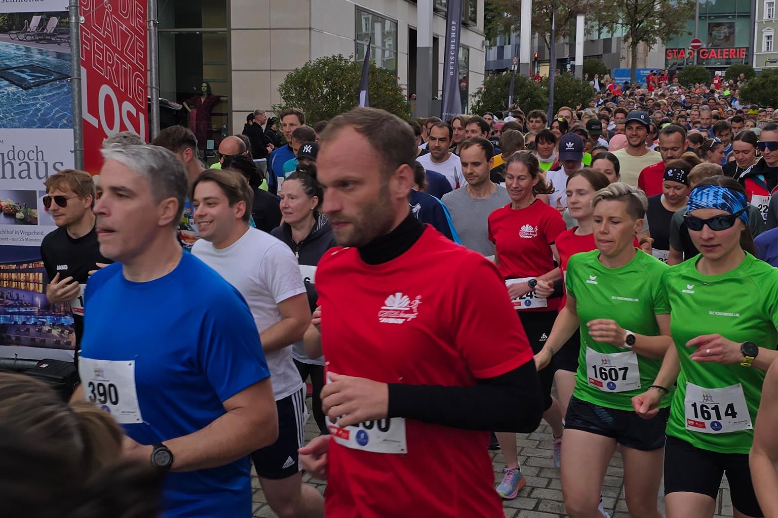 Eine Gruppe von Menschen laufen los beim Start des Domlaufs.