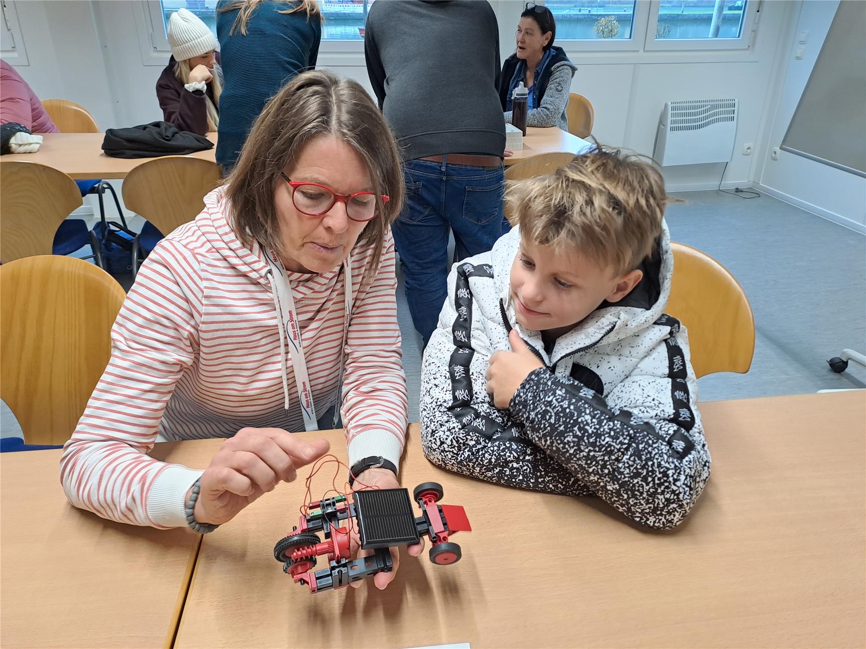 der Schüler freut sich über sein Experiment