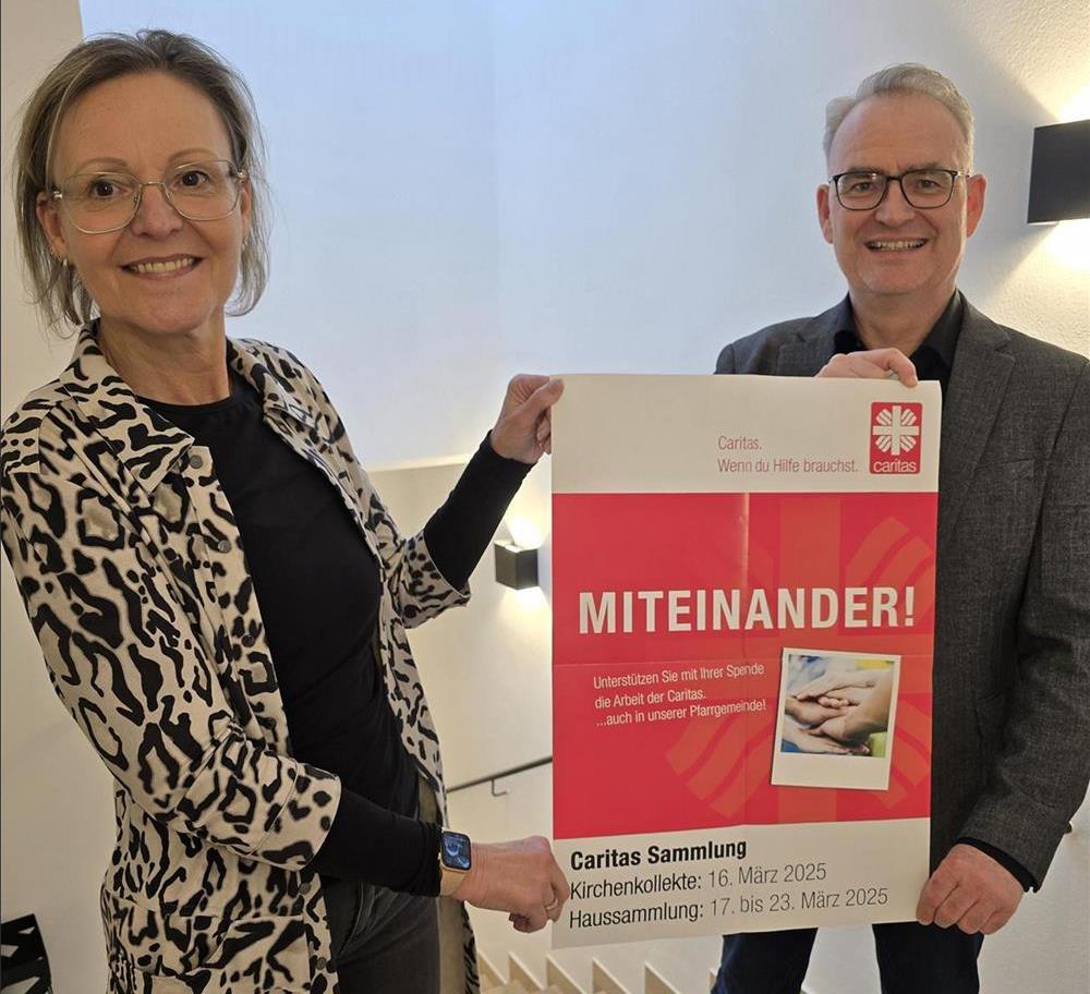 Die Caritasvorstände Stefan Seiderer und Andrea Anderlik halten Plakat zur Caritas Sammlung und rufen zur Spende auf.