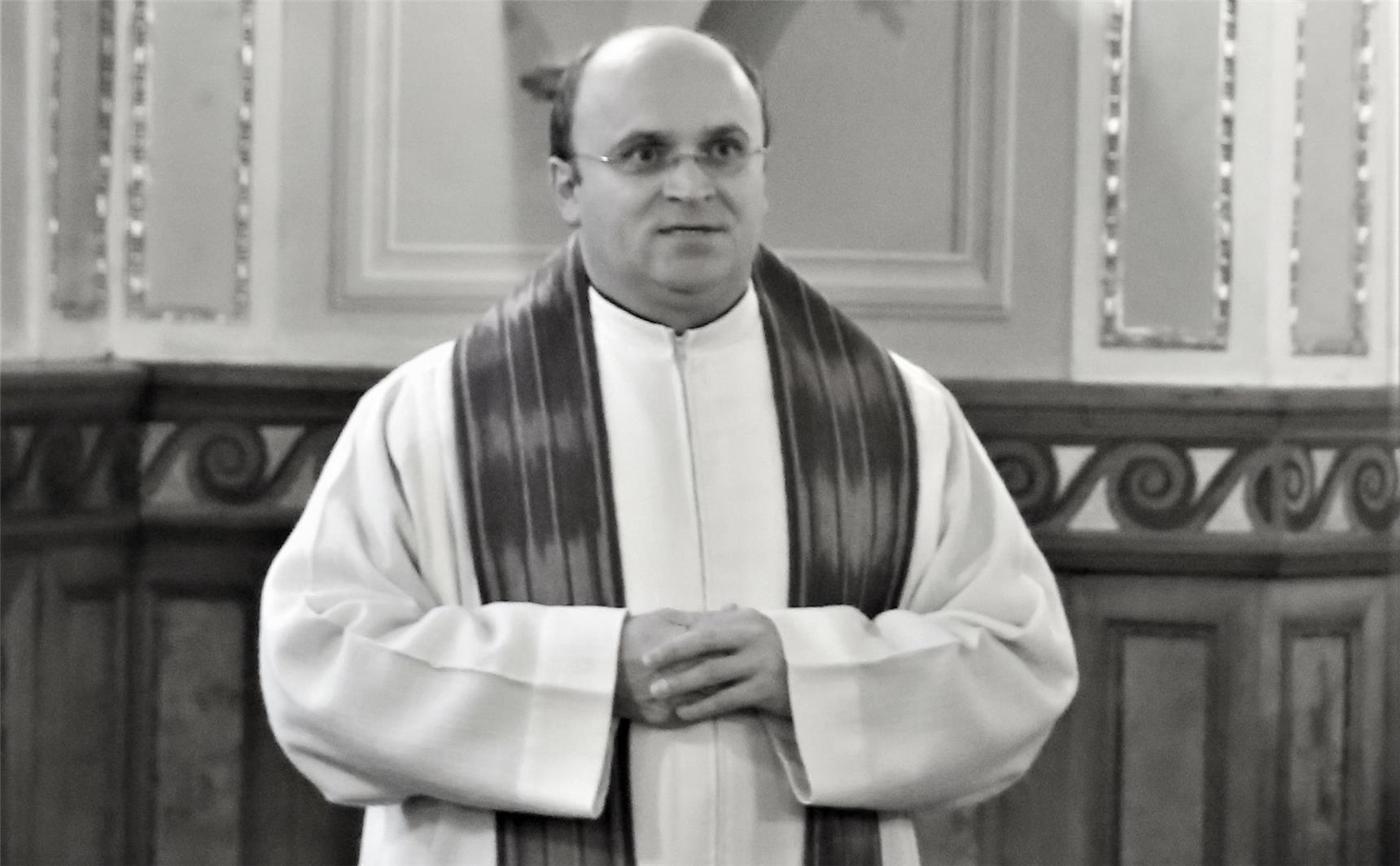 Generalvikar Dr. Ferenc Hankovszky im Priestergewand in einer Kirche