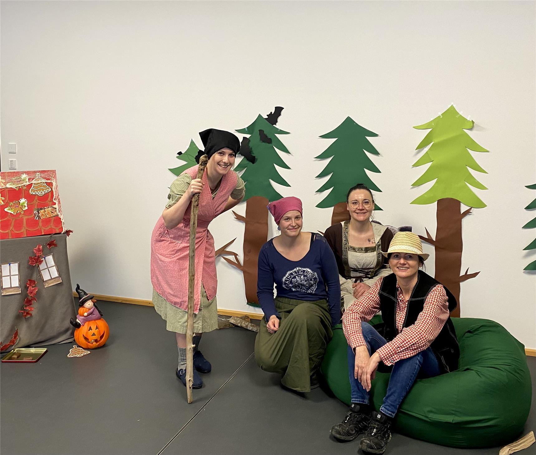 Mitarbeitende spielen Hänsel und Gretel