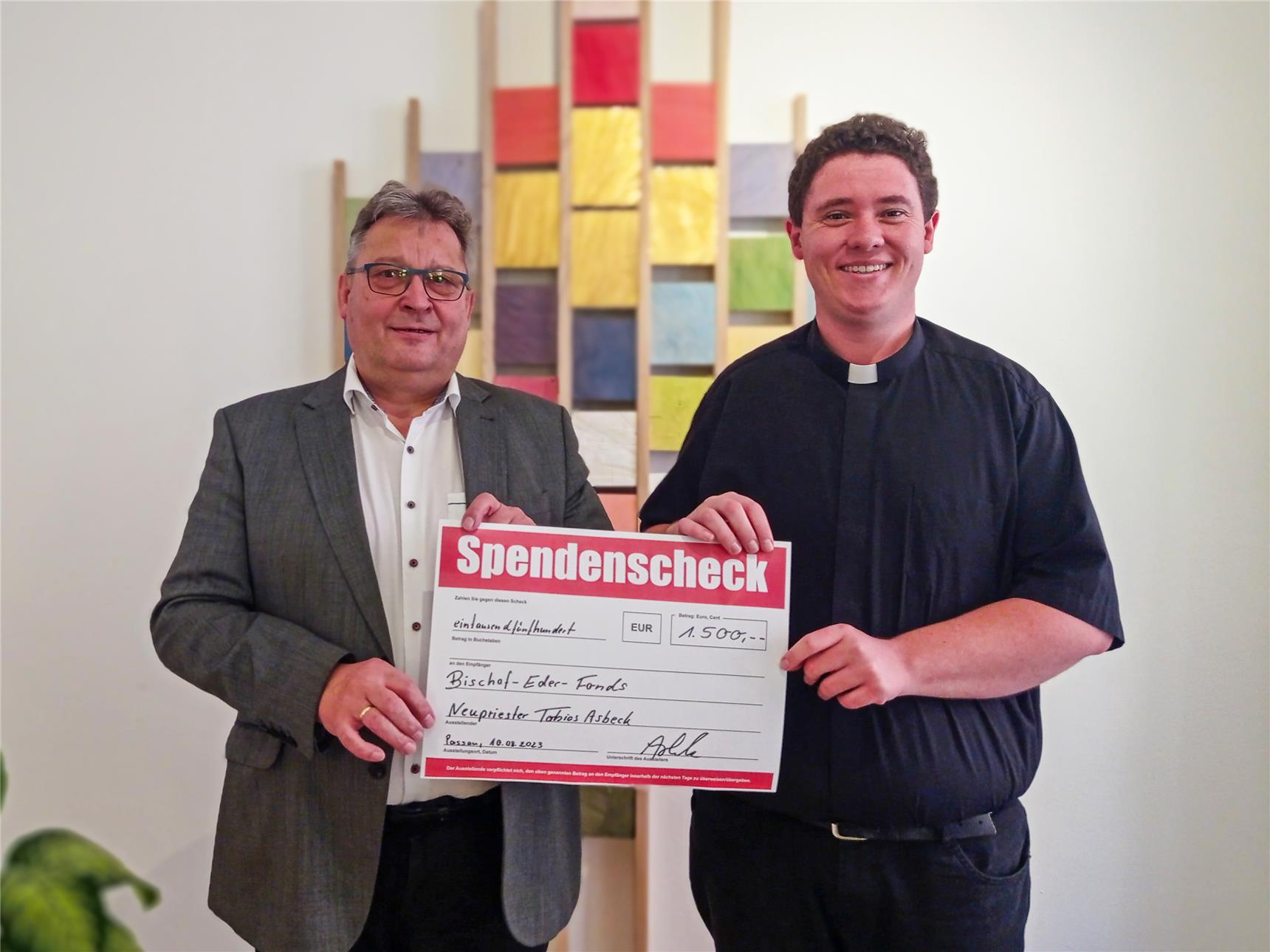 Neu-Priester Tobias Asbeck spendet 1.500 Euro für Bischof-Eder-Fonds