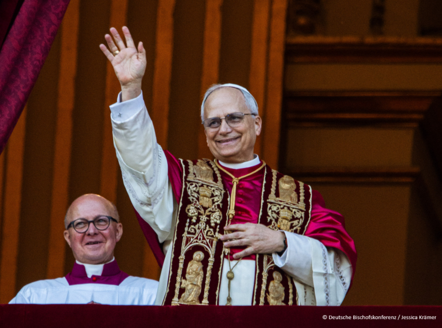 Unser neuer Papst Leo XIV winkt den Menschen zu