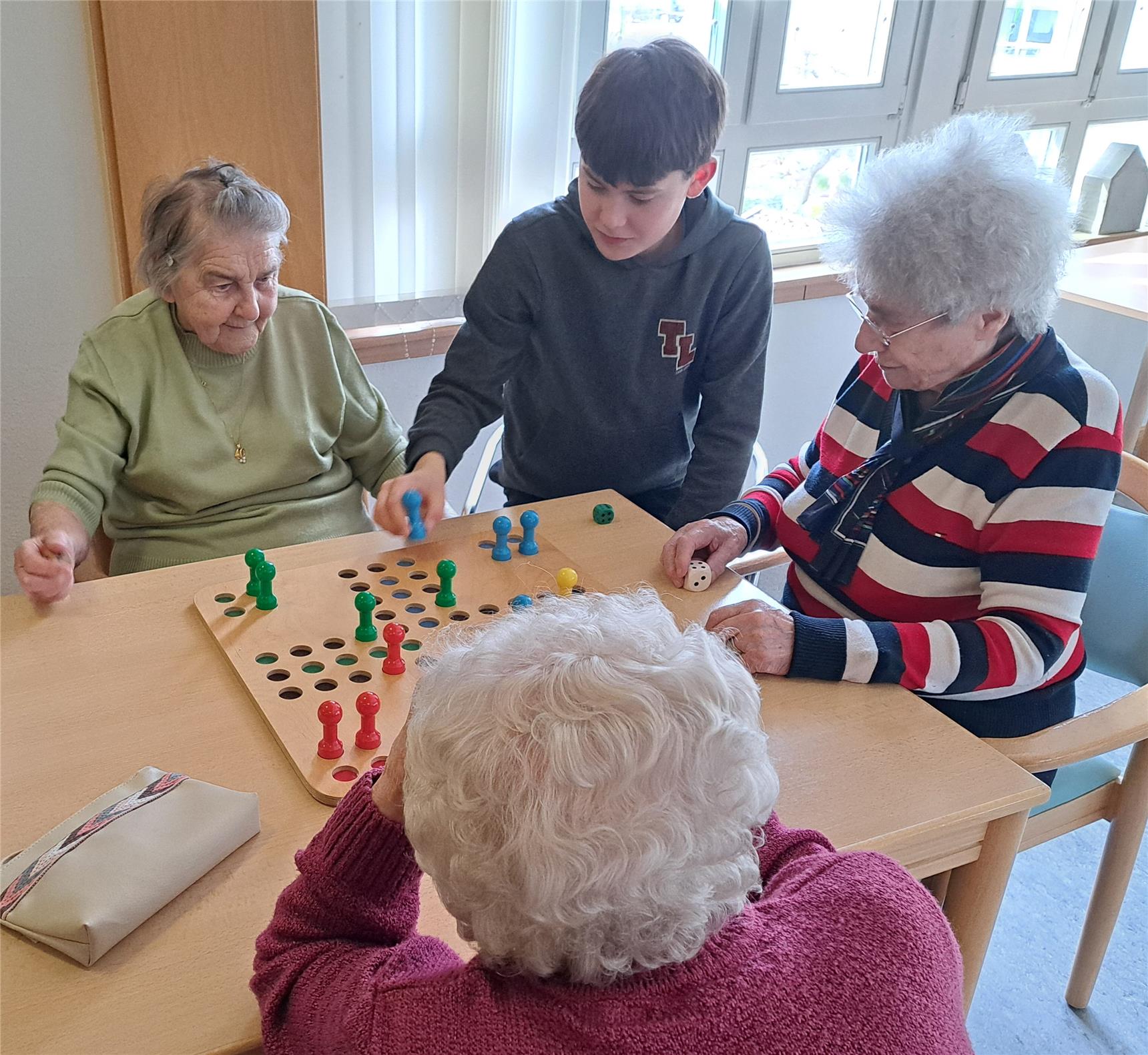 Schüler besuchen Generationen-Café im Seniorenheim St. Josef in Hauzenberg