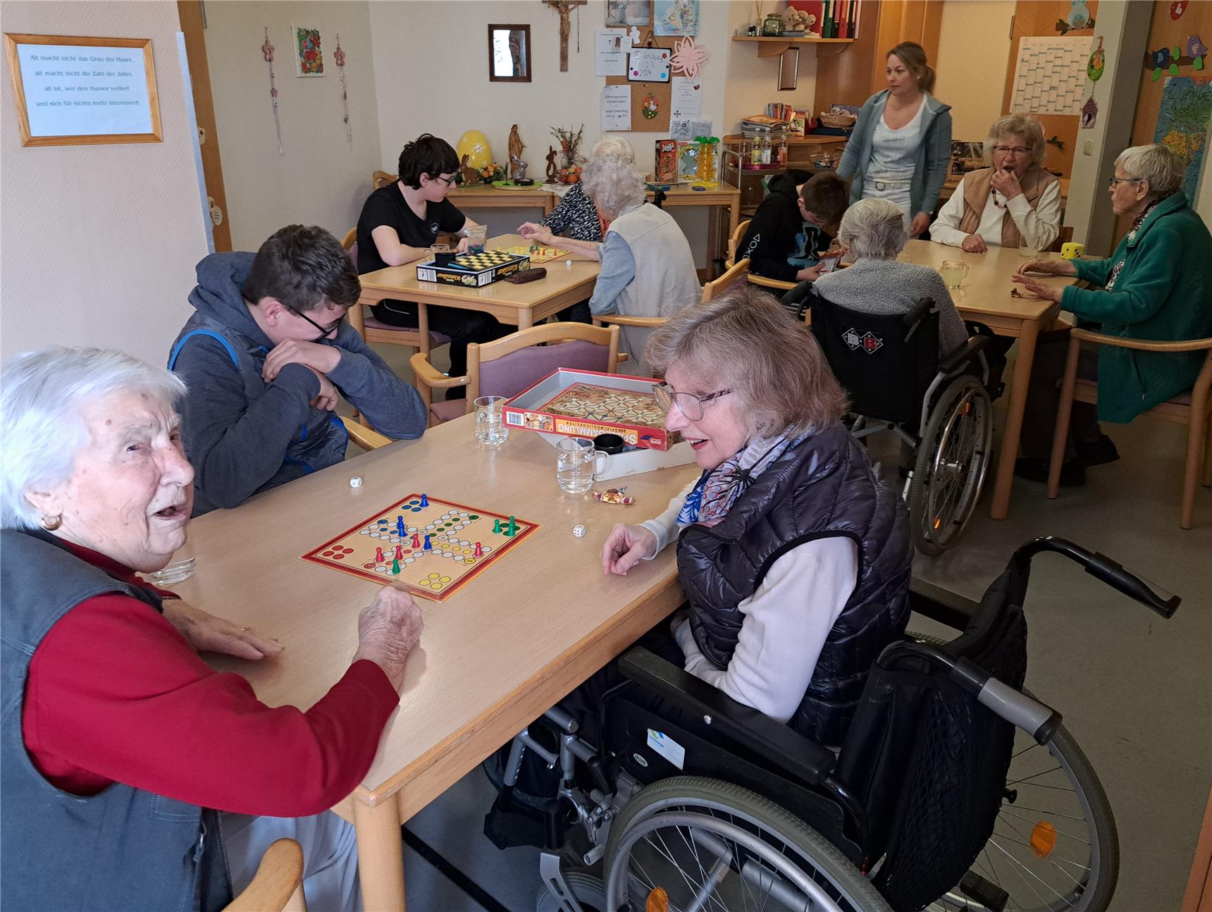 Schüler besuchen Generationen-Café im Seniorenheim St. Josef in Hauzenberg 2