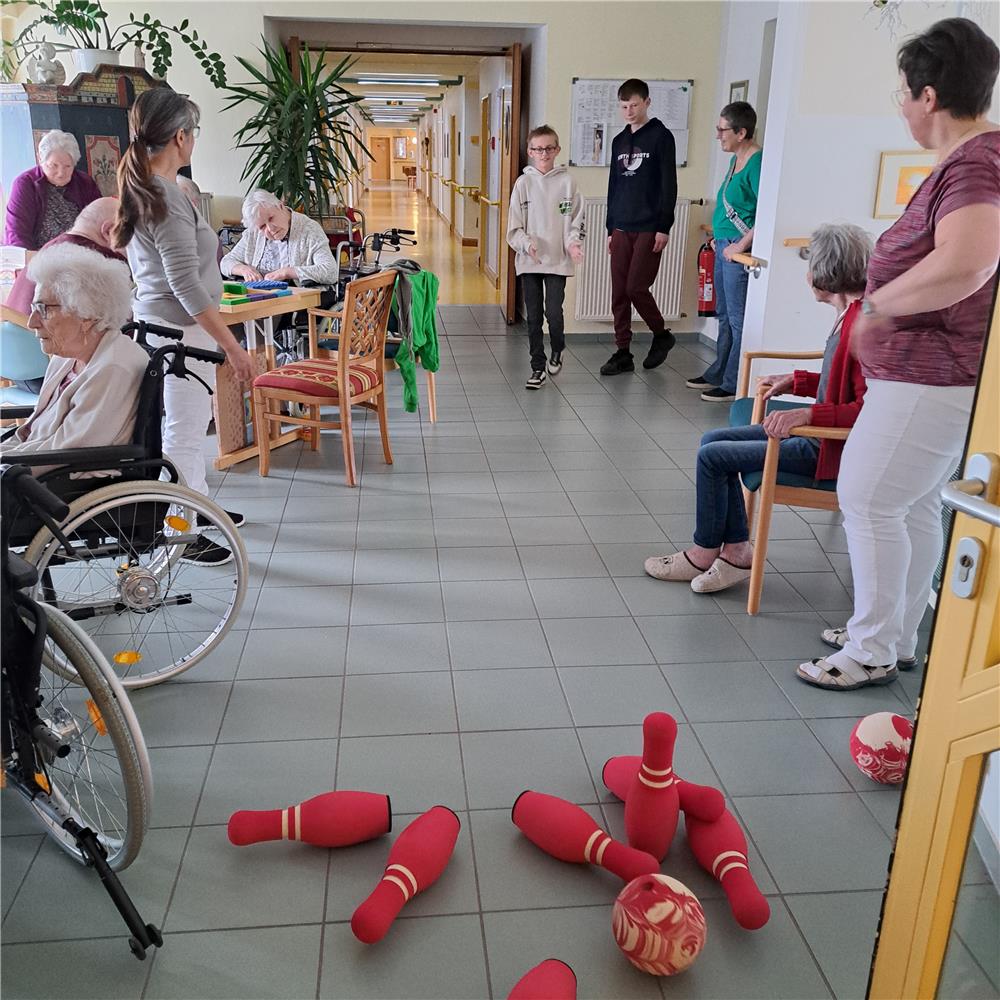 Schüler besuchen Generationen-Café im Seniorenheim St. Josef in Hauzenberg 3
