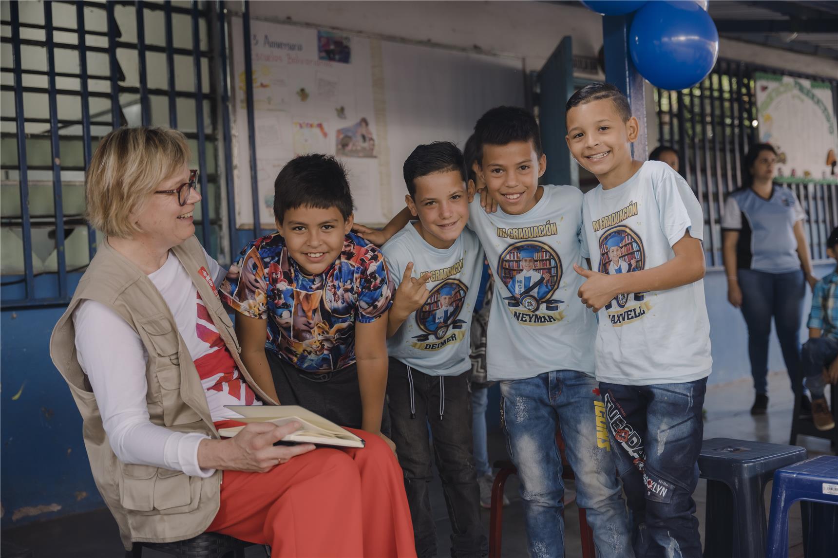 die Caritaspräsidentin zu Besuch in einer Schule in Venezuela