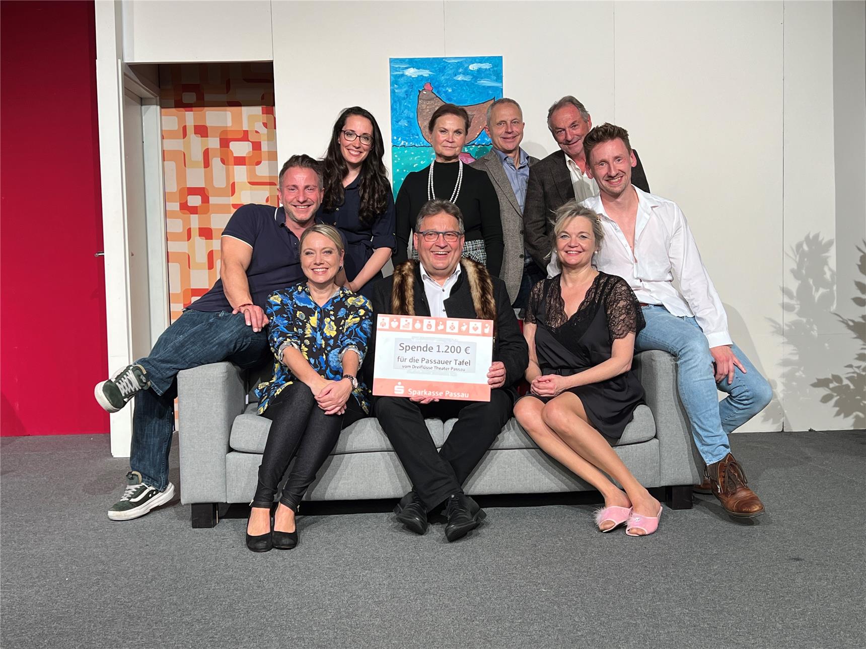 das Team des Dreiflüssetheaters übergibt eine Spende
