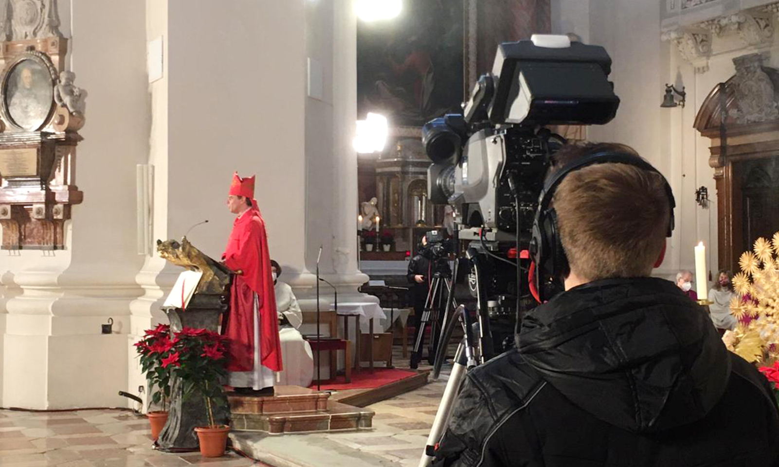 Ein Kamermann filmt einen Gottesdienst