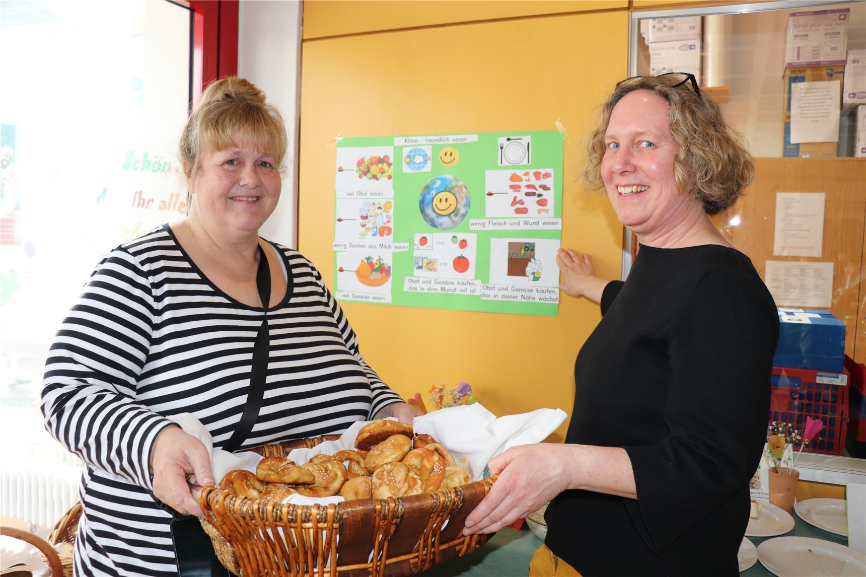 die beiden Lehrerinnen freuen sich über den Eifer der Kinder