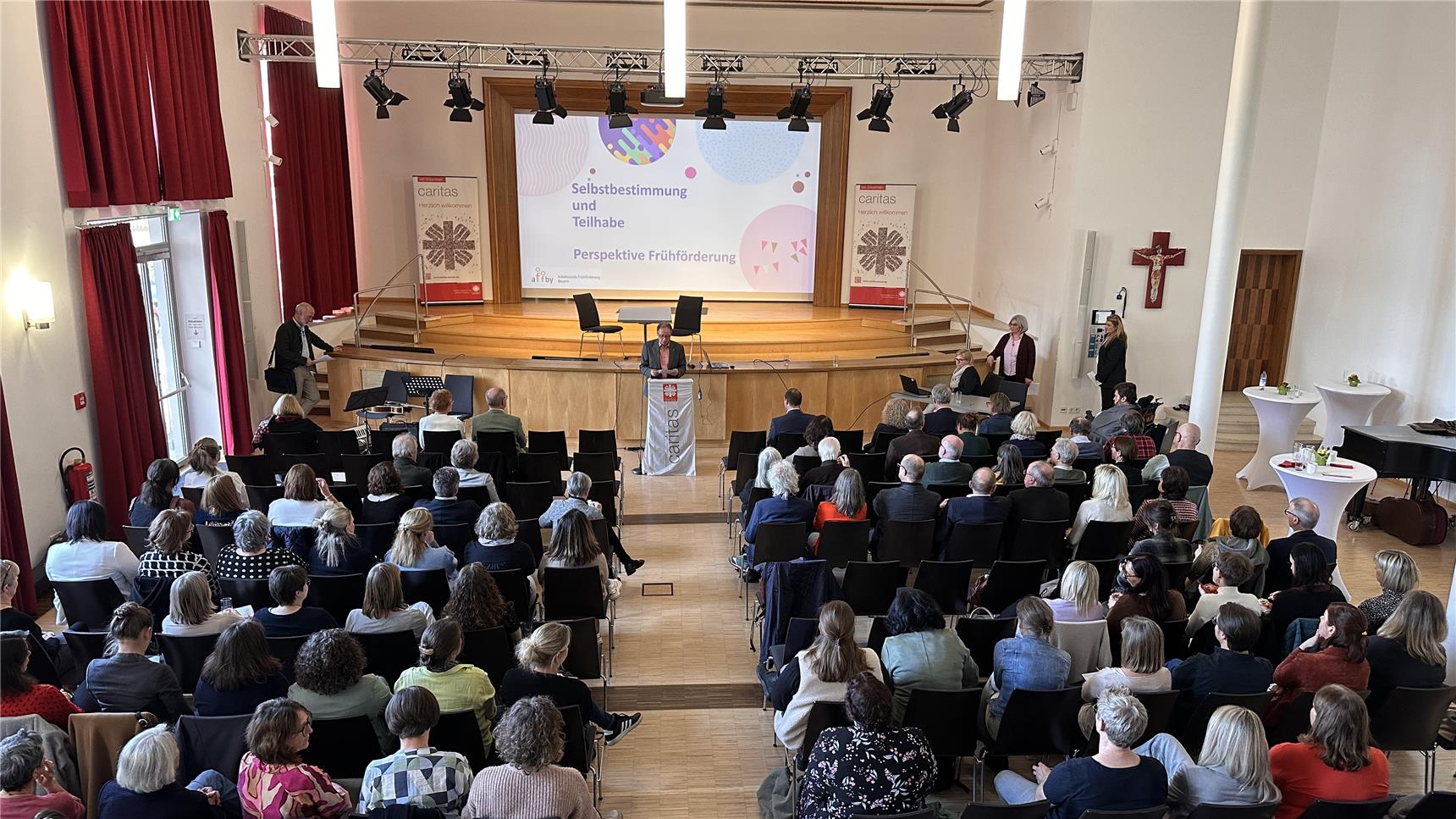 Raum der Tagung mit Publikum