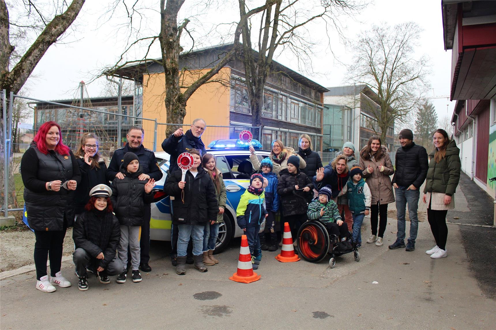 die Kinder freuen sich über den Besuch der Polizei