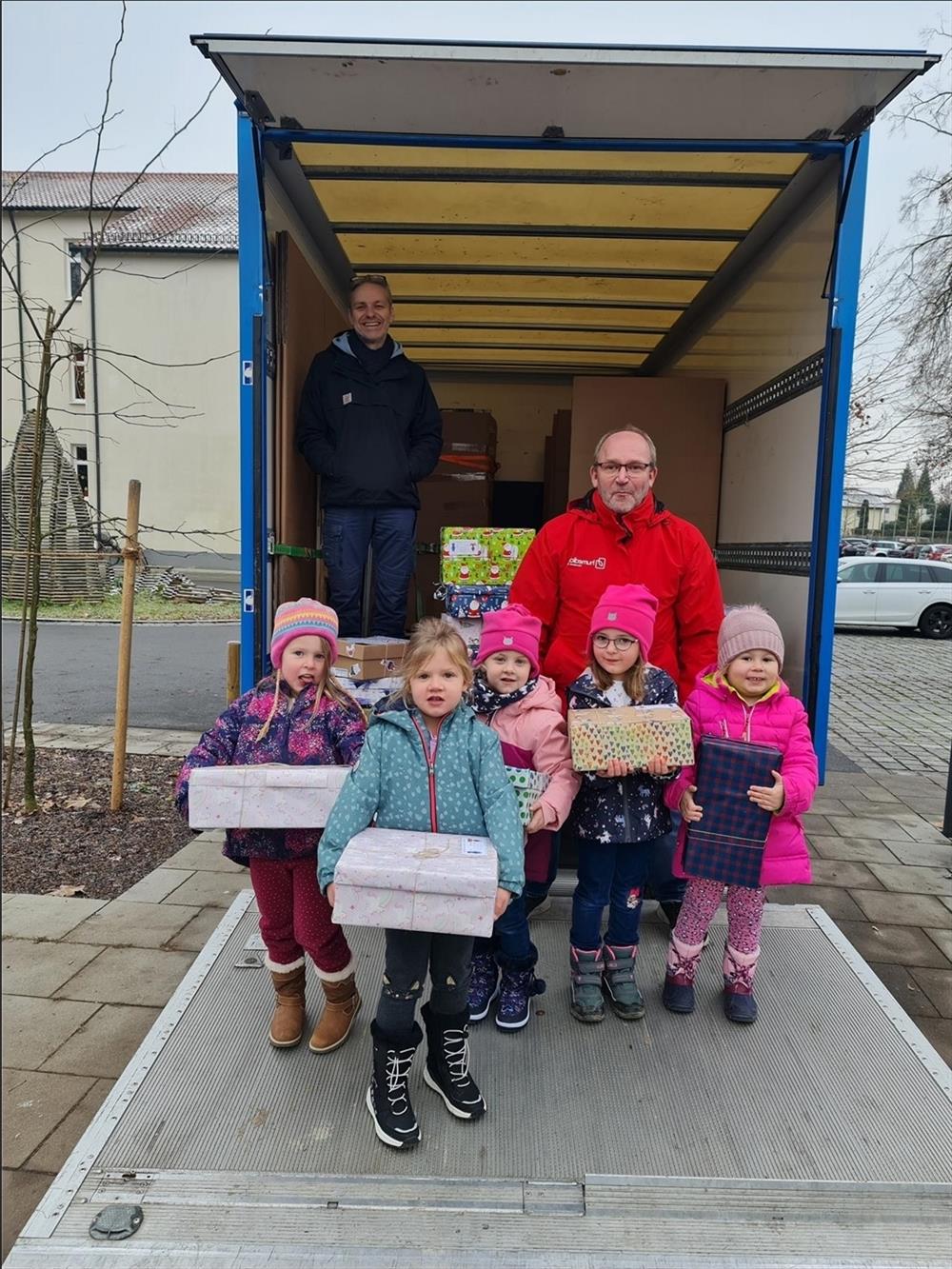 Die Kinder freuen sich über die gesammelten Weihnachtspäckchen.