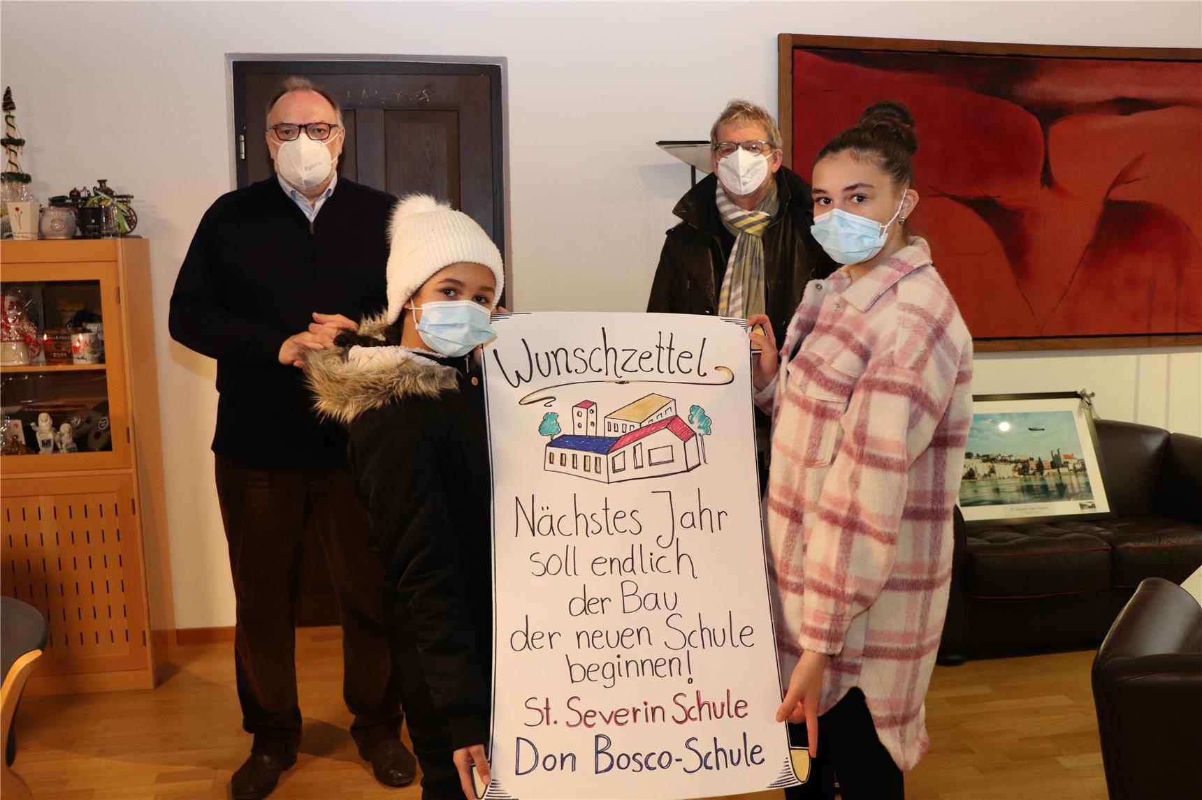 OB Jürgen Dupper bekommt Wunschzettel von den Schülern überreicht