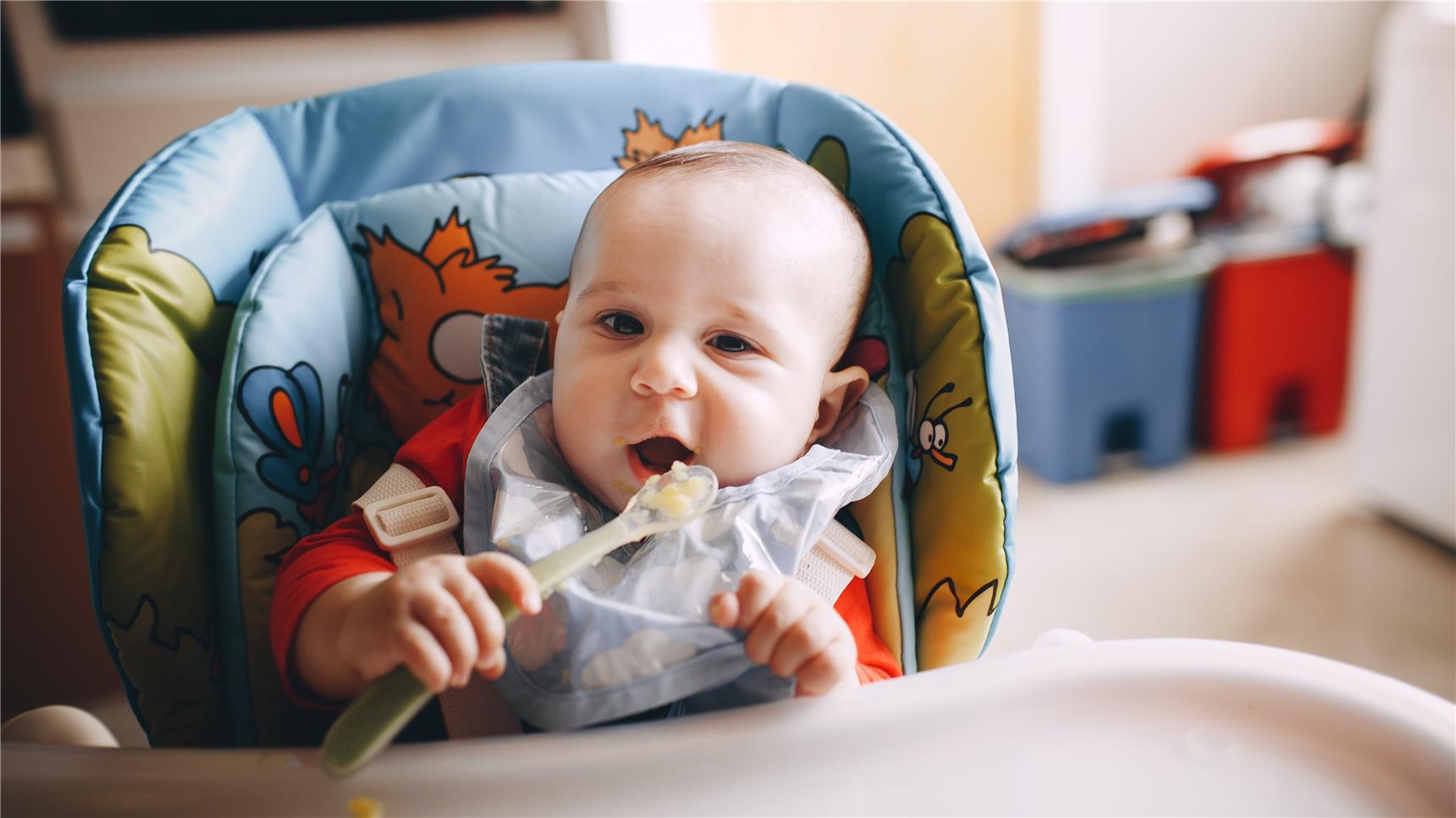 Baby isst Brei_breitbild