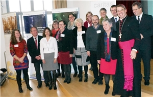 Die Mitarbeiterinnen und Mitarbeiter der Abteilung 'Gemeindecaritas' mit Bischof Dr. Stefan Oster und den beiden Caritas-Vorständen Ehrenamtstag am 25.11.2017 - Die Abteilung 'Gemeindecaritas' mit Bischof Dr. Stefan Oster