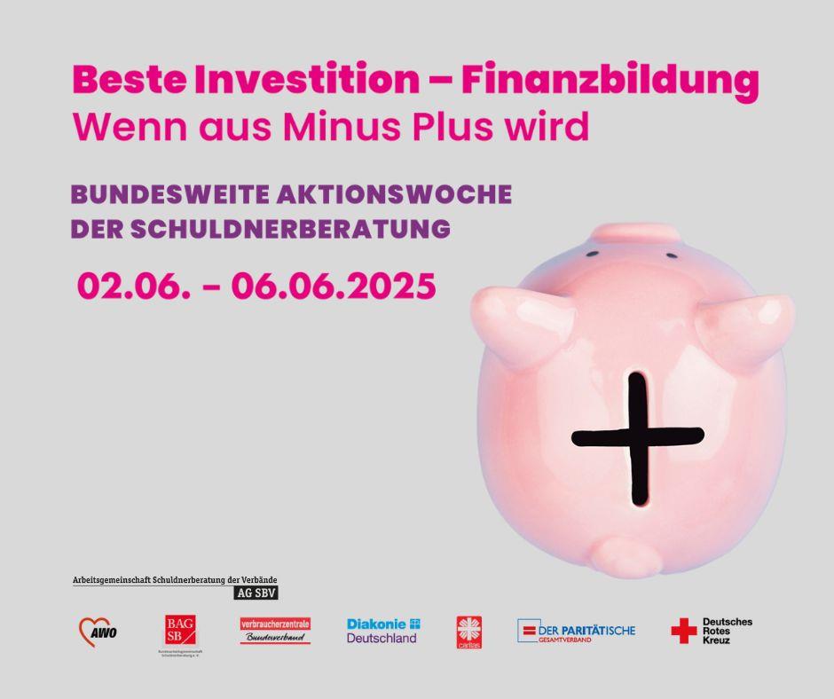 Werbeplakat zeigt ein rosafarbenes Sparschwein mit einem schwarzen Pluszeichen auf dem Bauch. Text darüber kündigt die bundesweite Aktionswoche der Schuldnerberatung an.