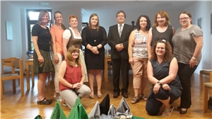 2017_07_19 Zertifikate Krippenfachkraft Caritasvorstand Konrad Niederländer (Mitte) überreichte die Zertifikate für die erfolgreiche Weiterbildung zur qualifizierten Krippenpädagogin. Rechts: Christine Krammer, Leiterin der Abteilung Kinder