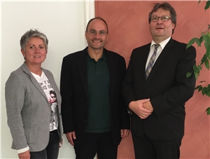 2017_09 Unterhuber Mario, Gemeindecaritas Mario Unterhuber (Mitte) ist jetzt für die Gemeindecaritas in den Dekanaten Simbach/Inn und Pfarrkirchen verantwortlich. Mit dabei Vorstand Konrad Niederländer und Abteilungsleiterin Ingrid Aldozo-Ent