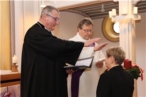 Dekan Dr. Wolfgang Bub und Caritasvorstand Diakon Konrad Niederländer (re.) spenden der Doris Stankewitz zum Eintritt in den Ruhestand den Segen.