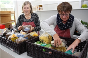 Marianne Behrer und Angelika Daum sortieren die Lebensmittel für die Ausgabe.