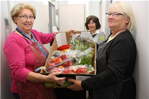 Angelika Huber, Sigrid Löffler und Ute Senff liefern Obst und Gemüse nach.