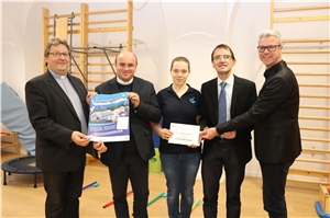 2017_Wunschzettelzone_SatuMare - 003 - IMG_0249 v.li. Diakon Konrad Niederländer, Generalvikar Ferenc Hankovszky, Leiterin Brigitta Fazekas, Caritasdirektor Michael Endres und Mario Götz von der Auslandshilfe der Caritas Passau.