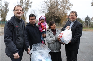 2017_Wunschzettelzone_SatuMare - 002 - IMG_0438 Hilfe ganz konkret und not-wendend. Eine Weihnachtstüte der Caritas und Winterkleidung für die ganze Familie